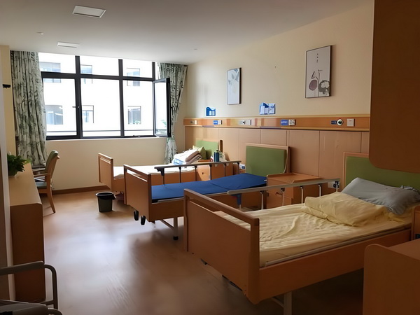 球迷怒吼“解散”申花官方致歉：不能接受5轮1胜拿5分，深刻反思