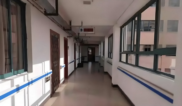 太阳报：维尔港工作人员干扰阿森纳训练，被本-怀特用球击中